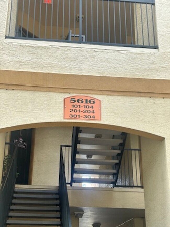 Building Photo - Third floor 1B/1B condo with balcony at Th...