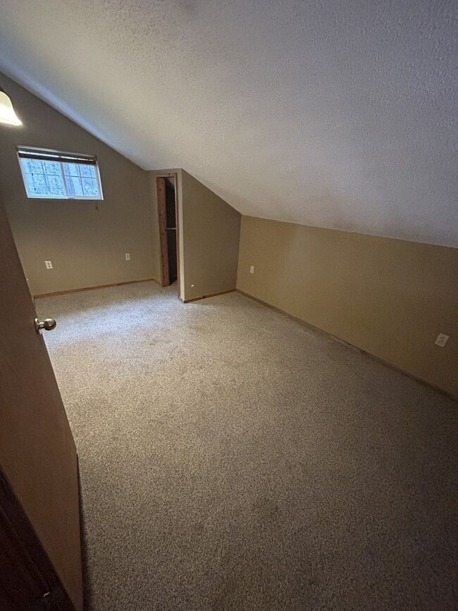 Building Photo - 1 bedrooms, 2 bathrooms. 2,000 sq ft home in a quiet country setting with large yard.