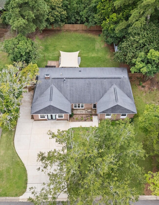 Building Photo - 214 Rivenoak Dr