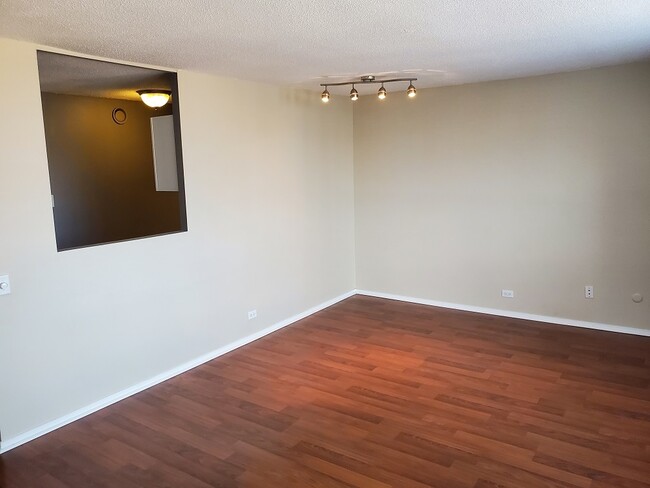 Building Photo - 899 S Plymouth Ct