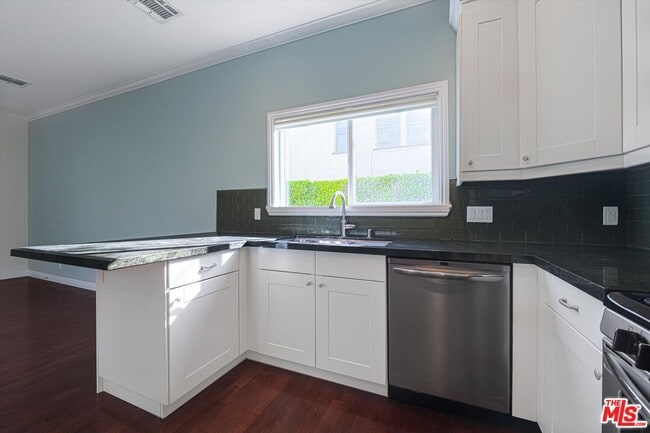 Building Photo - 809 N La Jolla Ave