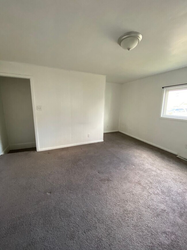 Building Photo - AVAILABLE AUGUST 2026 - 1 Bedroom Home w/ Spacious Living!