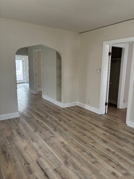 Building Photo - 607 Oakton St