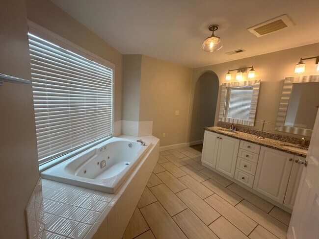 Building Photo - First floor 2 bedroom/2 bathroom condomini...