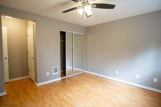Building Photo - John's Landing 1 Bed Flat with D/W, W/D, Private Patio!!