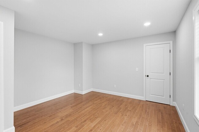 Building Photo - 24 Daytona St