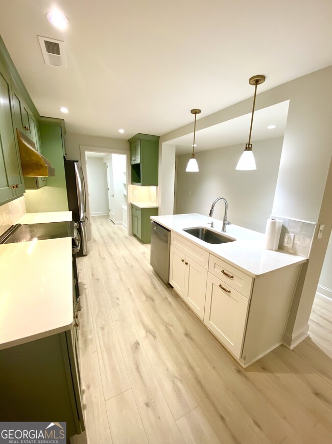 Building Photo - 886 Moore Rd