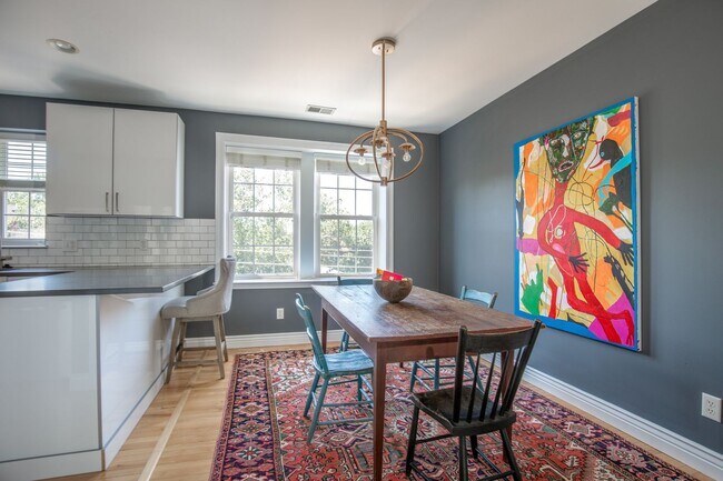 Building Photo - Beautiful Clayton Condo