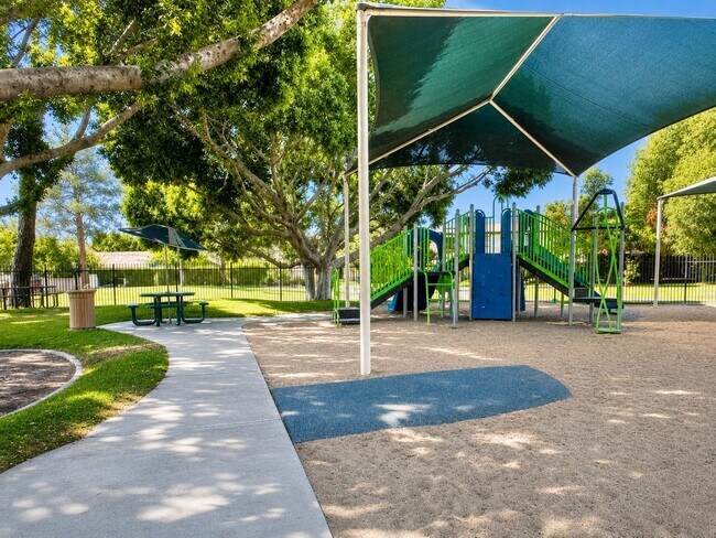 Building Photo - 5200 S Lakeshore Dr
