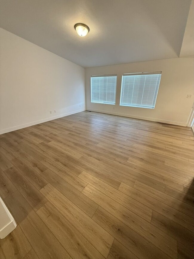 Building Photo - Spacious 3-Bedroom Upper-Level Home in Gra...