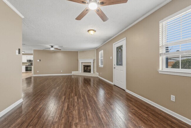 Building Photo - Nice 3 Bedroom 2 and a Half Bathroom House in Jacksonville, Arkansas