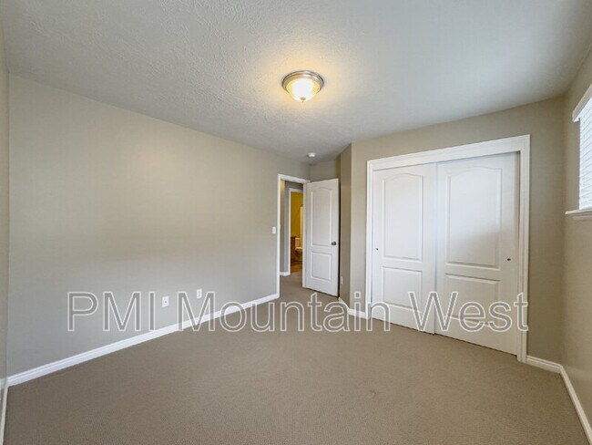 Building Photo - 948 Chelsea Ln