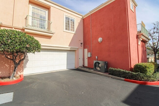 Building Photo - Beautiful 3 Bed, 2.5 Bath Townhome with A/C and 2-Car Garage