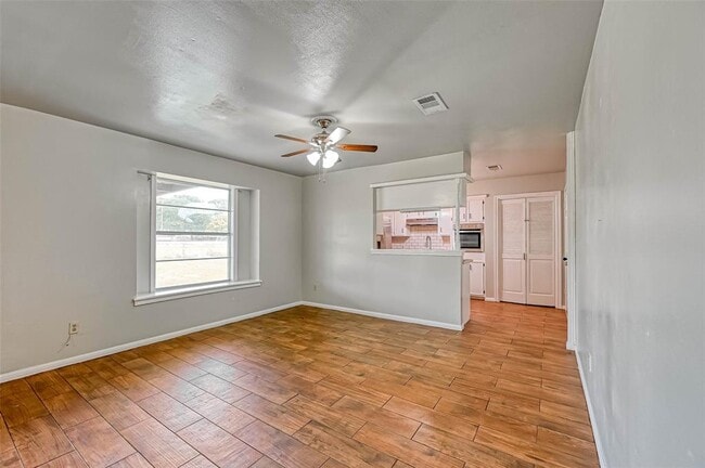 Building Photo - 1801 Laurel Oaks Dr