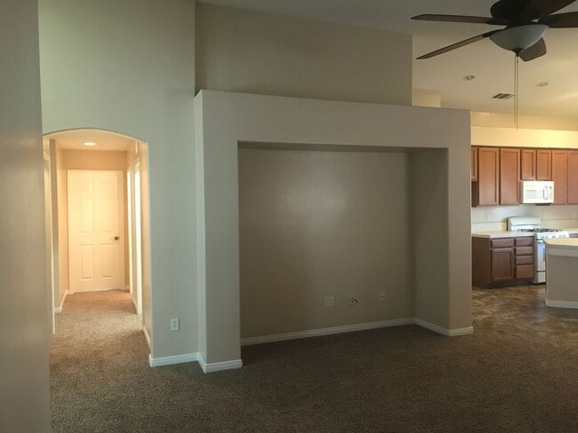 Building Photo - 4 bedroom, 2 bathroom home located near Stine Rd/ McKee Rd.