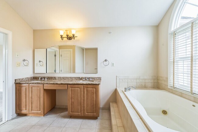 Building Photo - Gorgeous 3-Bedroom Townhome in East Norriton!