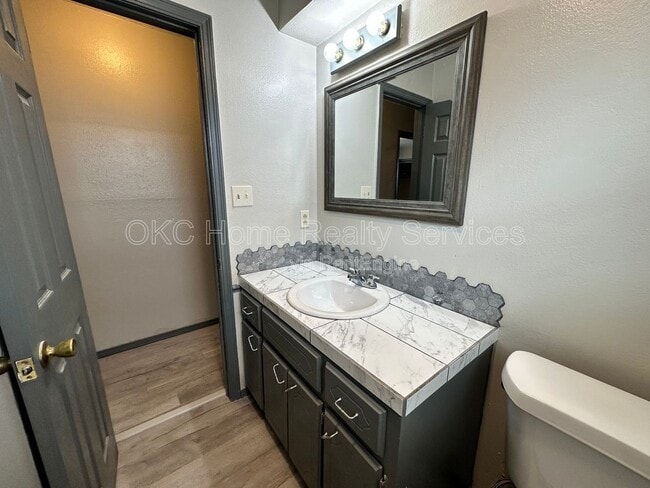 Building Photo - 1706 Surrey Pl