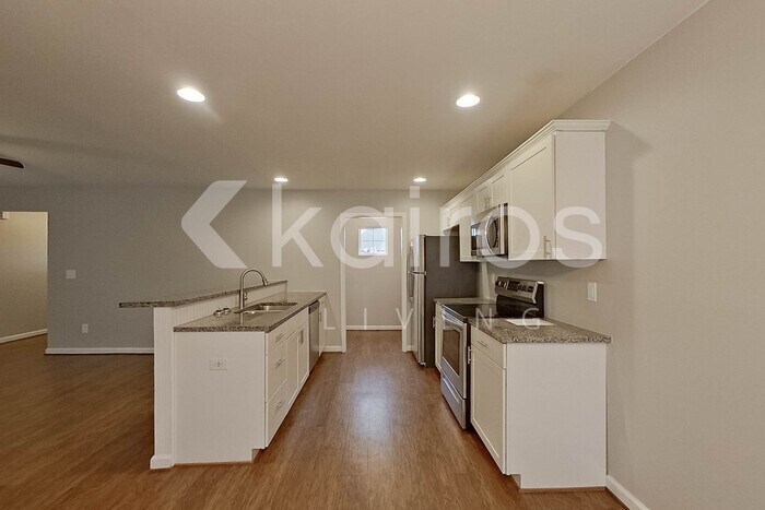 Building Photo - 922 12th Ln