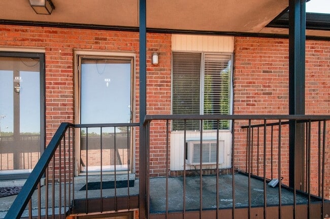 Building Photo - 2601 Hillsboro Pike