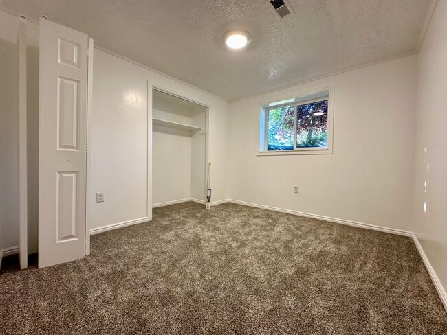 Building Photo - 45 River Cir Dr
