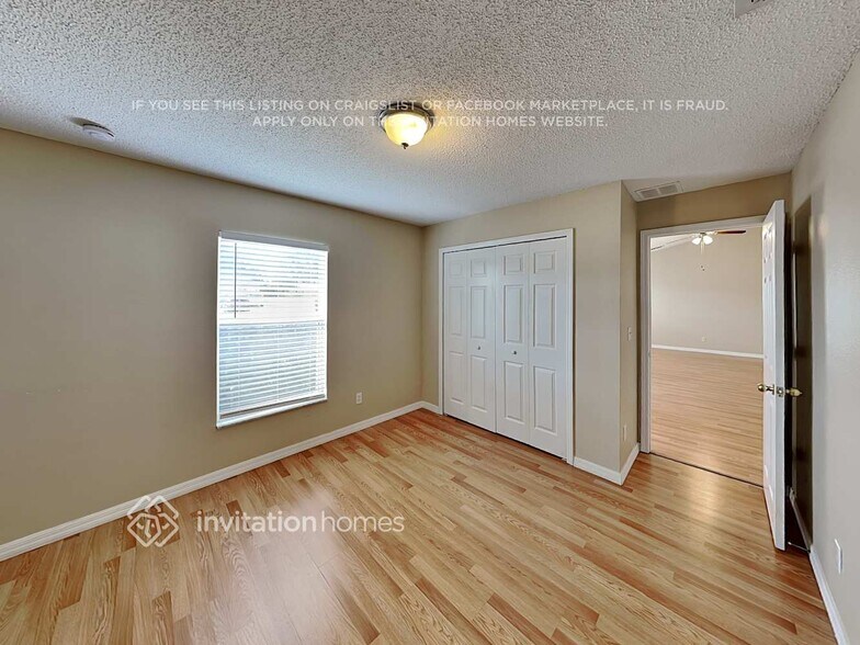 Building Photo - 1047 Lakeview Oaks Dr