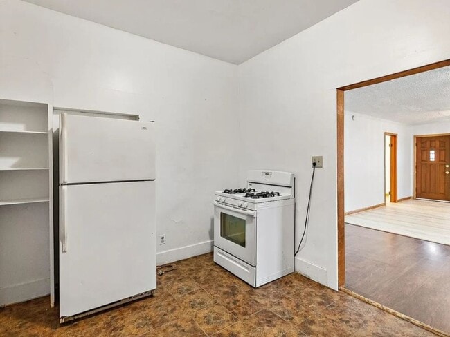 Building Photo - Updated 2 bed 1 bath bungalow