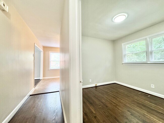 Building Photo - 3 Bedroom home near Guilford College