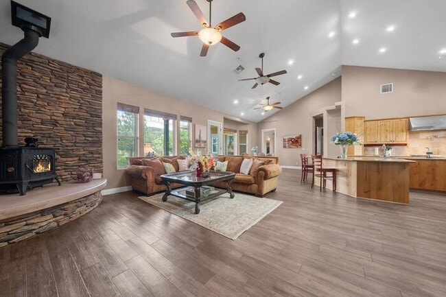 Building Photo - Furnished 4BR Mountain View Home with Garage