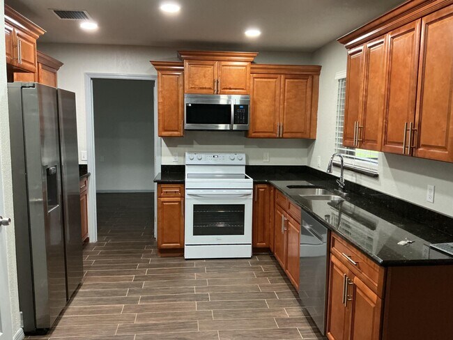 Building Photo - 362 SE Thornhill Dr