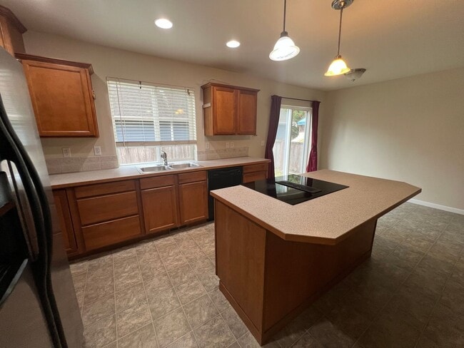 Building Photo - Large Four-Bedroom Home in the Heart of PO! Available for Rent NOW!