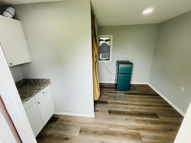 Building Photo - 2117 Mitchell Ct