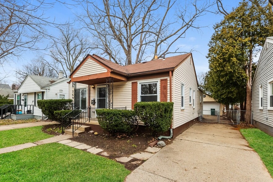 Building Photo - 1695 Moorhouse St