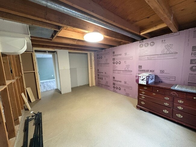 Building Photo - Spacious 4 Bedroom Home *Pet Friendly*