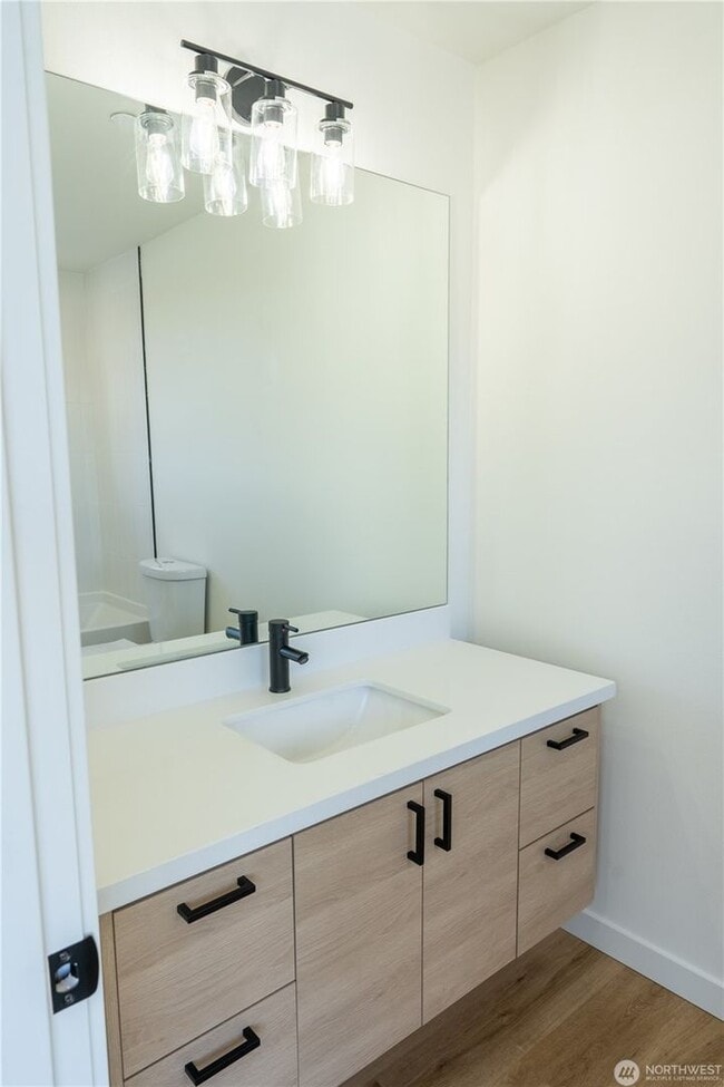 Building Photo - 2Bd/1.75Ba Seattle Townhome