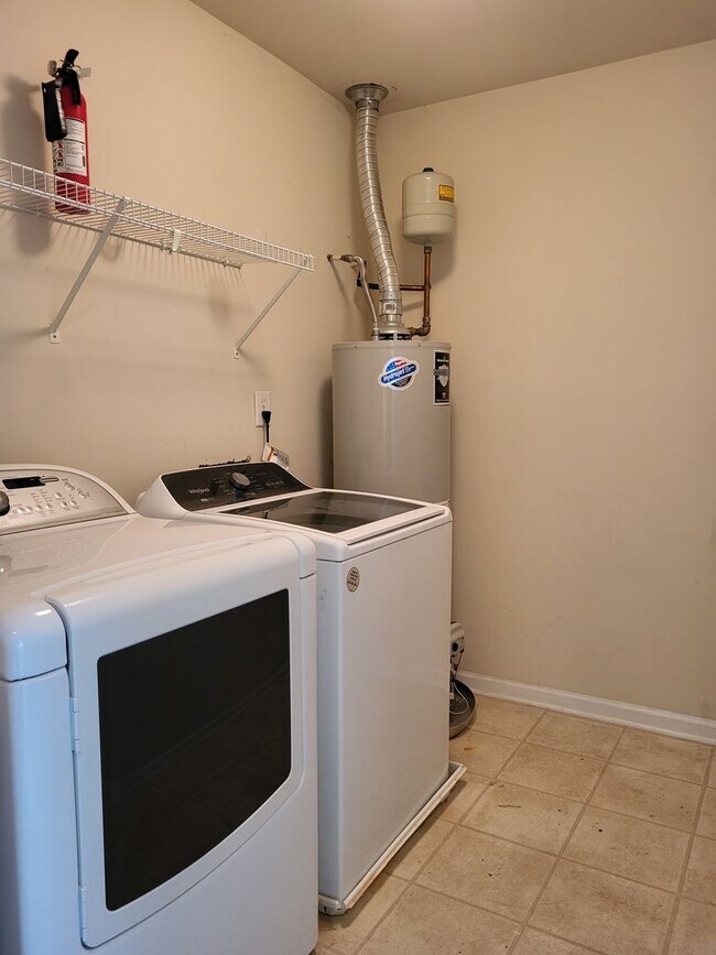 Building Photo - 3 bedroom townhouse in Waterside Crossing