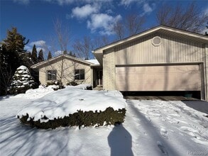 Building Photo - 48 Webb Ave