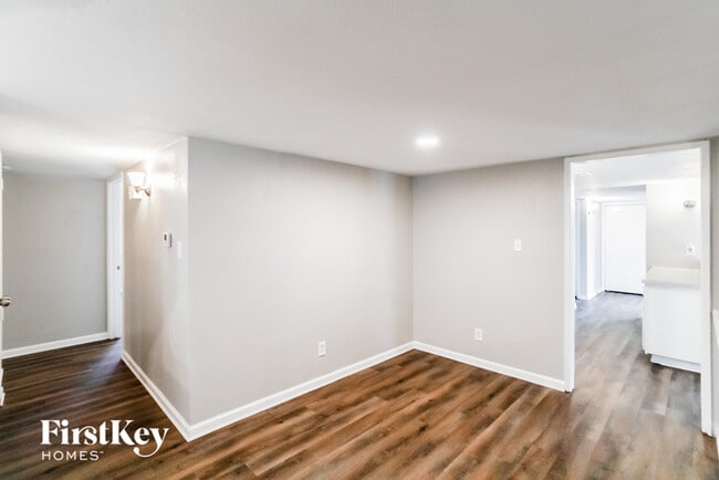 Building Photo - 1300 Royal Oak Dr