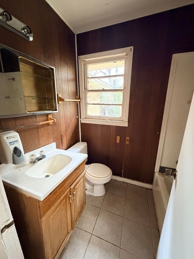 Building Photo - Spacious 3 Bedroom Home