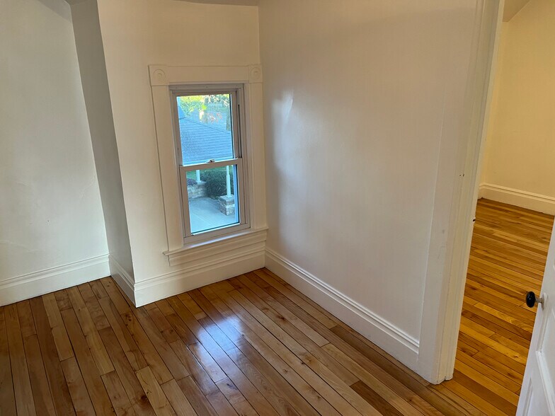 Building Photo - 403 W Eleventh St