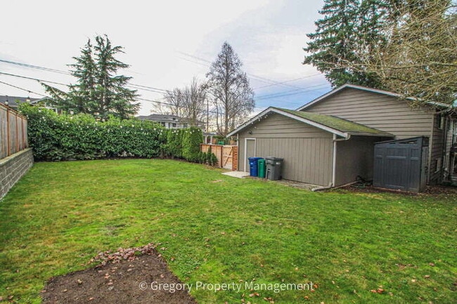 Building Photo - 604 9th Ave