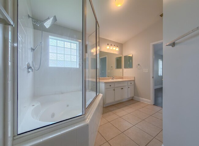 Building Photo - 3363 Golden Rain Dr