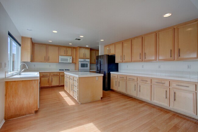 Building Photo - Beautiful 5 Bedroom Home (1 Downstairs) with VIEWS