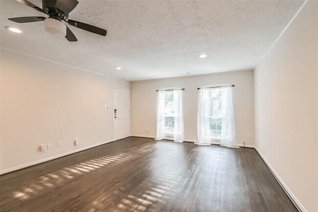 Building Photo - 496 N Post Oak Ln