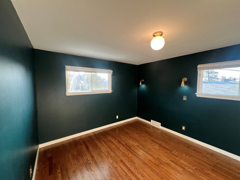 Building Photo - 409 S Coeur Dalene St