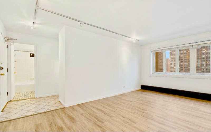 Building Photo - 700 W Bittersweet Pl