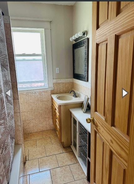 Building Photo - 705 Hudson Ave