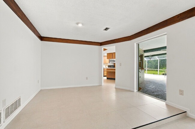 Building Photo - 1257 Fairway Cir S