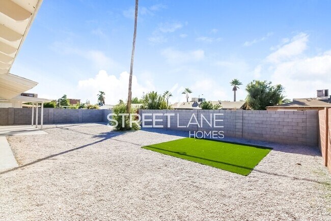 Building Photo - Now offering the first full months rent free!