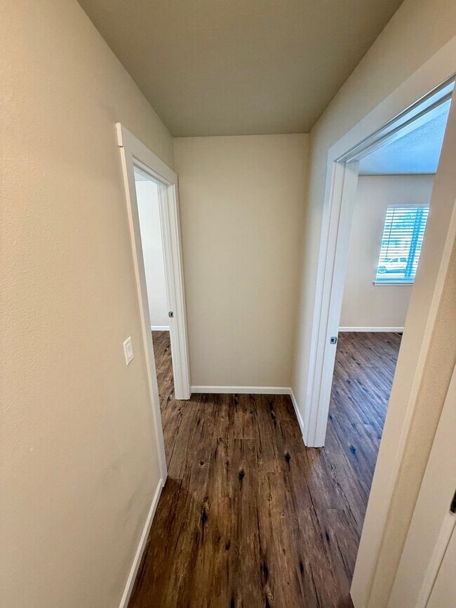 Building Photo - 3 Bedroom Charming Duplex