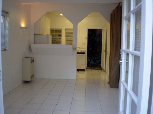 Building Photo - 2031 vista Del Mar ave, 90068